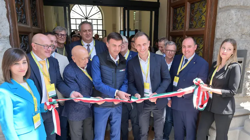 Taglio del nastro con autorità e invitati all’inaugurazione di palazzo Schiavi, in via Savorgnana /foto petrussi