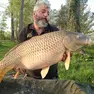 Thomas Filippetto con una carpa regina