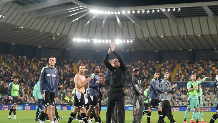 L'Udinese saluta i tifosi dopo l'ultima di campionato contro la Fiorentina