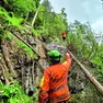 I soccorsi al lavoro nel punto in cui il ciclista è precipitato nel bosco