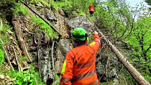 I soccorsi al lavoro nel punto in cui il ciclista è precipitato nel bosco