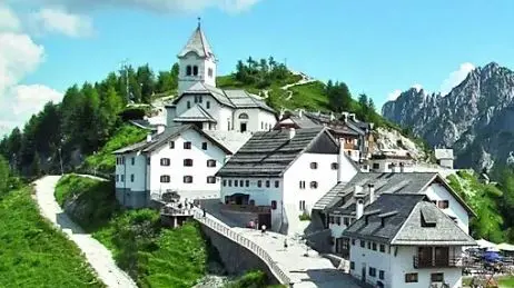 L'incidente nel tratto del sentiero delle Croci che da Riofreddo va verso il Monte Lussari
