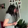Mihaela Tritean, vicino al marito Ioan Cormos, tiene tra le mani un quadro con la foto della figlia e lo bacia