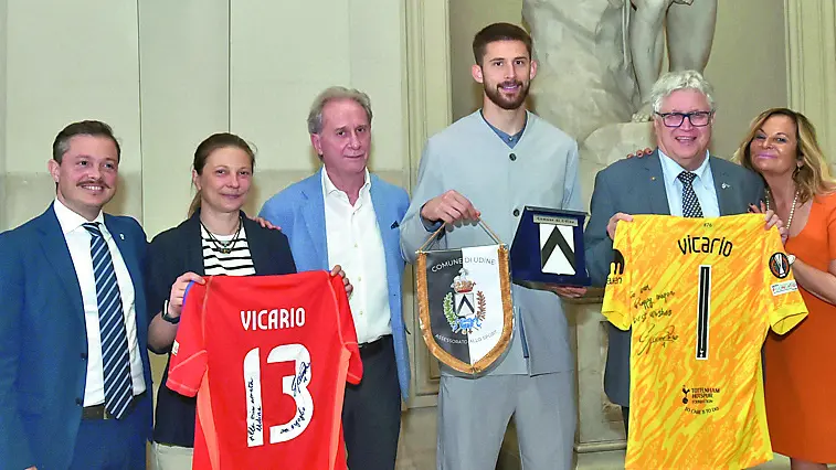 Il friulano Guglielmo Vicario durante la premiazione in Comune a Udine