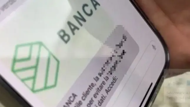 Un sms sul telefonino, apparentemente inviato dalla sua banca, avvisava l'anziano di un bonifico in uscita sospetto