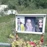 L’abbraccio tra i tre ragazzi diventato il simbolo della tragedia del Natisone, a destra le loro foto a Premariacco