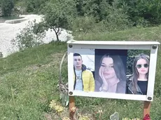 L’abbraccio tra i tre ragazzi diventato il simbolo della tragedia del Natisone, a destra le loro foto a Premariacco