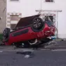L'auto coinvolta nell'incidente a Palazzolo dello Stella e, a destra, il veicolo ribaltato a Mereto di Tomba