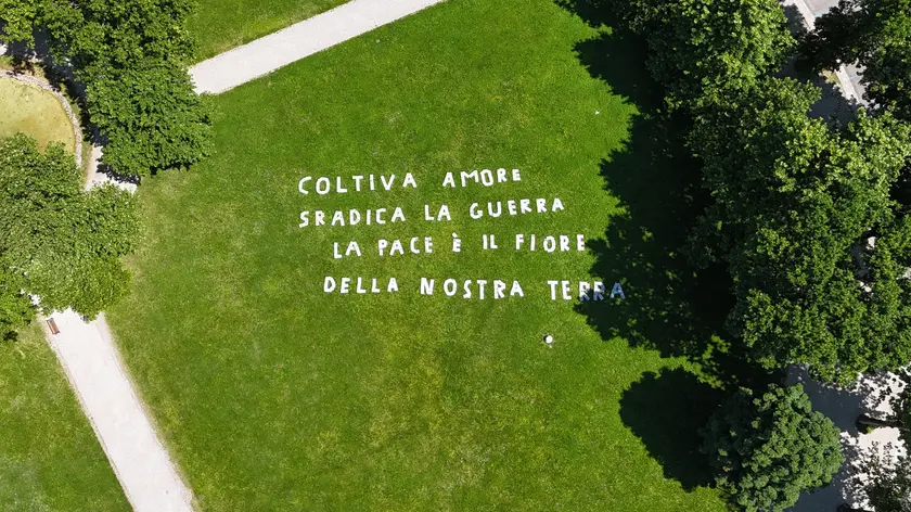 L'installazione realizzata con i fogli di giornale in piazza Primo Maggio