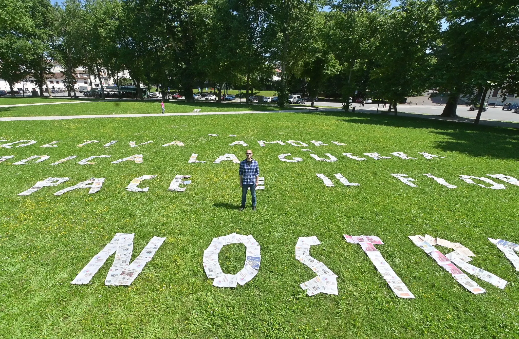 L'artista Mathias Poeta della sera in mezzo alla sua installazione