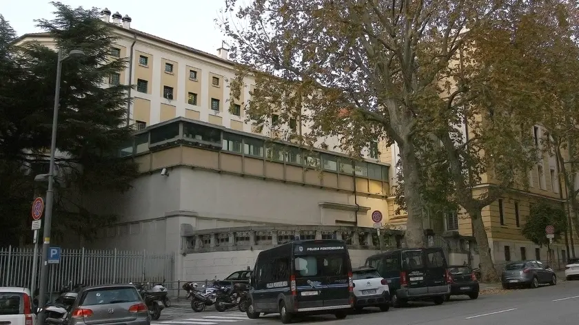 L’esterno della casa circondariale di Trieste, in via Coroneo (Lasorte)