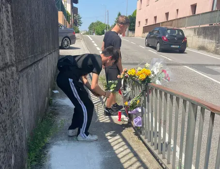 Gli amici di Andrea sul luogo dell'incidente per deporre un fiore e lasciare un messaggio
