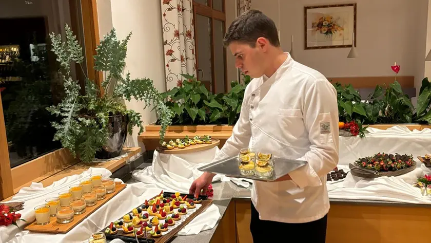 Matteo Morandini, 22 anni, gestisce il reparto pasticceria di un hotel in Alto Adige
