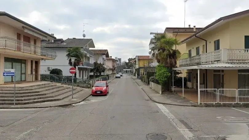 Un tratto di via Mercato, dove sono stati scoperti tre giovani entrati abusivamente dentro un’abitazione
