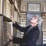 La locandina del film e, a destra, il regista napoletano Mario Martone