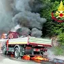 I vigili del fuoco durante le operazioni di spegimento dell'incendio