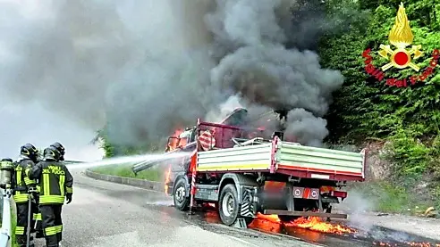 I vigili del fuoco durante le operazioni di spegimento dell'incendio