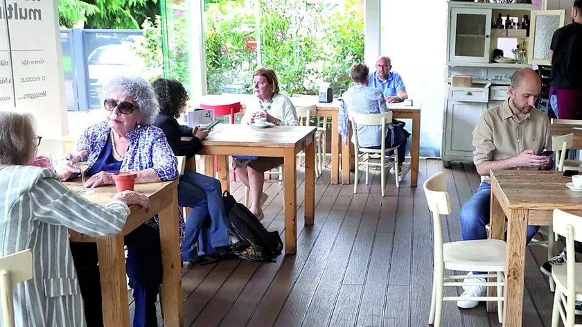 I cittadini di Chiavris hanno spiegato le loro richieste durante l'incontro all'osteria Al Ponte (foto Petrussi)