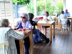 I cittadini di Chiavris hanno spiegato le loro richieste durante l'incontro all'osteria Al Ponte (foto Petrussi)