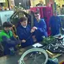 Gli studenti al lavoro sulle vecchie biciclette nel laboratorio della scuola