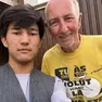 Il giovane musicista Asif con lo scrittore e cicloamatore Emilio Rigatti