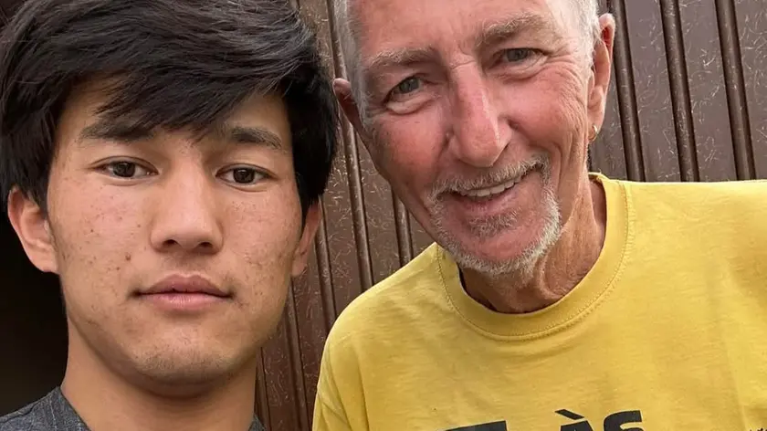 Il giovane musicista Asif con lo scrittore e cicloamatore Emilio Rigatti