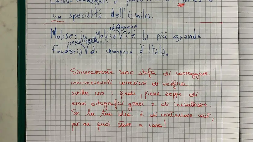 L'invito della maestra a starsene a casa, vergato sul quaderno dell'alunno