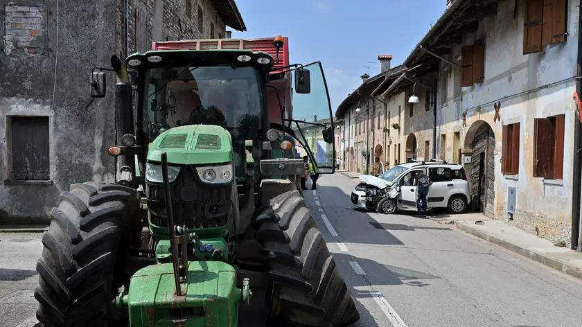 I mezzi coinvolti nell'incidente (Foto Petrussi)