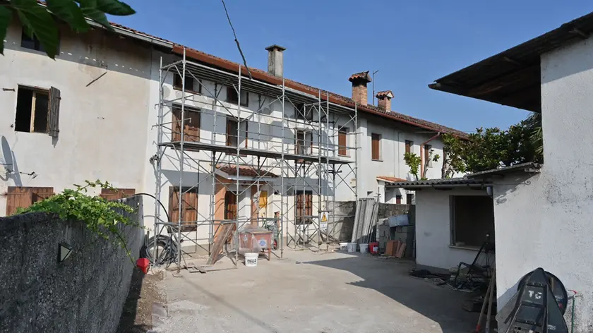 L'esterno dell'abitazione di via Codroipo a Felettis di Bicinicco dov'è avvenuto l'infortunio. Foto Petrussi