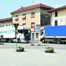 Durante l’appuntamento del Messaggero Veneto a Vigonovo, per ascoltare le opinioni del lettori, in piazza sono transitati decine di camion e Tir. Foto Petrussi