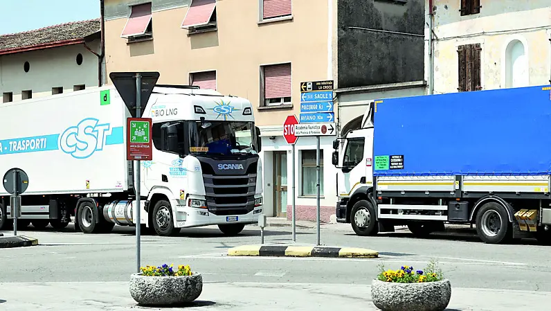 Durante l’appuntamento del Messaggero Veneto a Vigonovo, per ascoltare le opinioni del lettori, in piazza sono transitati decine di camion e Tir. Foto Petrussi