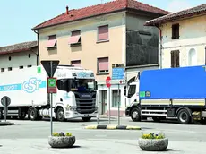 Durante l’appuntamento del Messaggero Veneto a Vigonovo, per ascoltare le opinioni del lettori, in piazza sono transitati decine di camion e Tir. Foto Petrussi