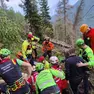 Il soccorso alpino in azione, a Forni di Sopra, per aiutare un boscaiolo che era rimasto ferito