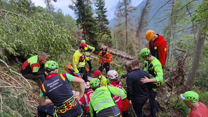 Il soccorso alpino in azione, a Forni di Sopra, per aiutare un boscaiolo che era rimasto ferito