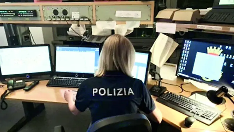 La chiamata di soccorso è arrivata alla centrale della polizia che ha subito inviato la volante