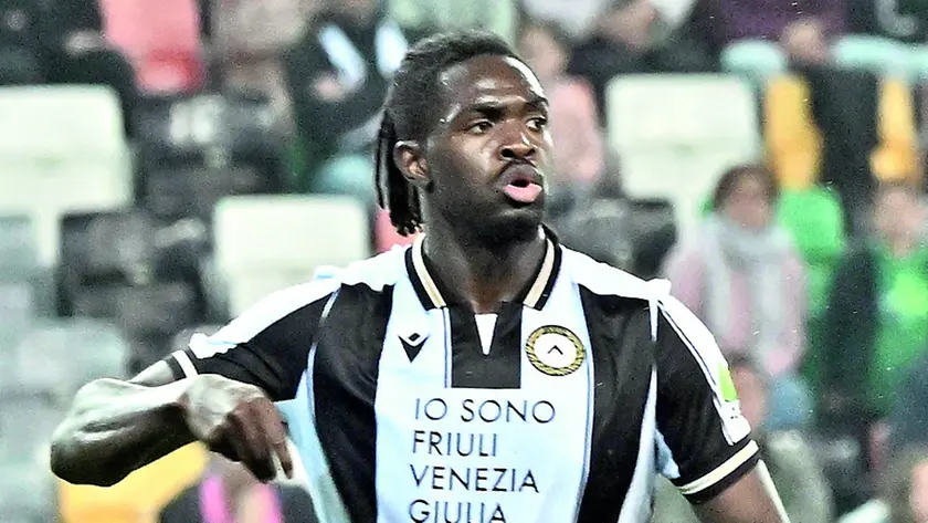 Il francese Oumar Solet in azione nell’ultima partita stagionale, contro la Fiorentina: il nome del difensore è stato fatto alla Roma da Gasperini