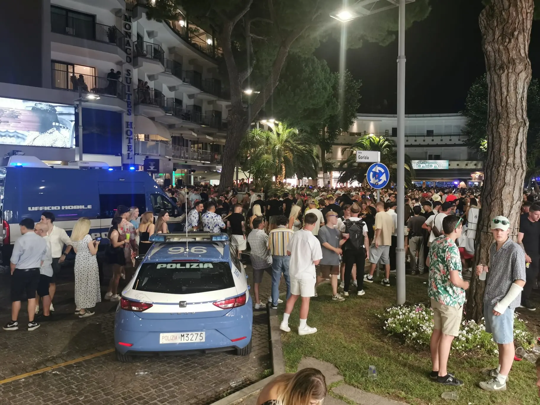 La cronaca per immagini di una serata di eccessi con migliaia di giovani, in prevalenza arrivati dall'Austria, per un appuntamento entrato nella tradizione, così come le esagerazione e i malori.