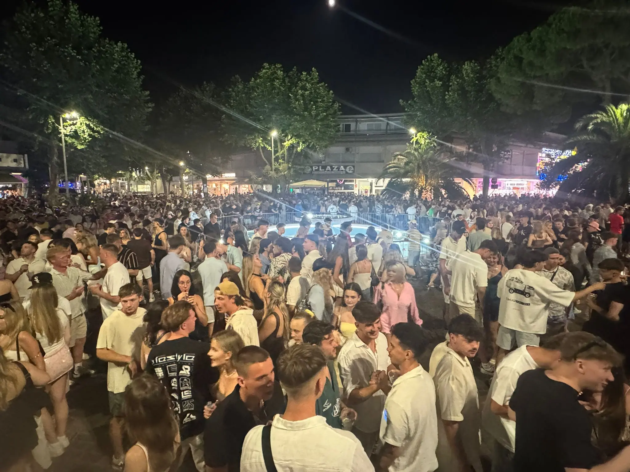 La cronaca per immagini di una serata di eccessi con migliaia di giovani, in prevalenza arrivati dall'Austria, per un appuntamento entrato nella tradizione, così come le esagerazione e i malori.