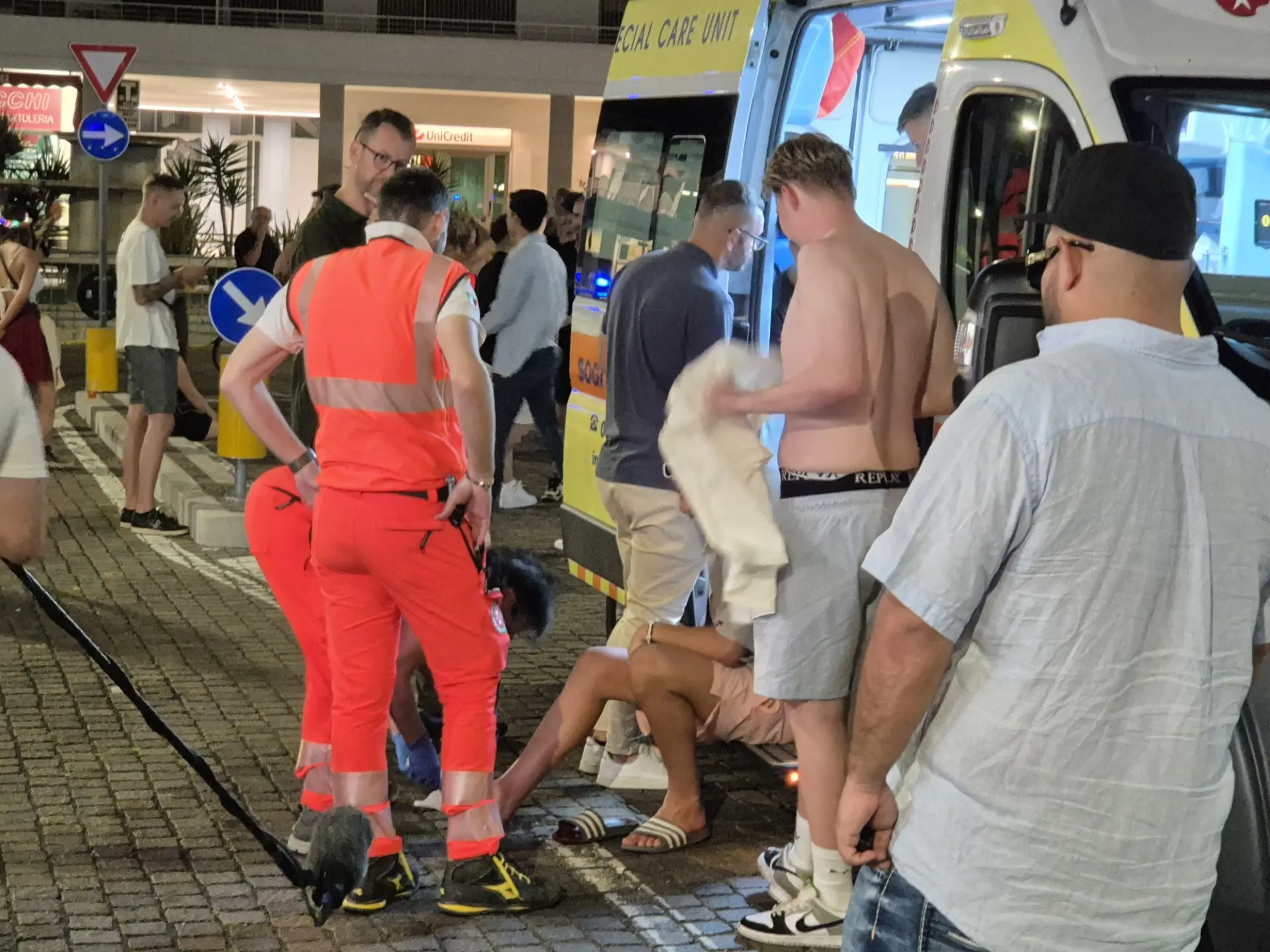 La cronaca per immagini di una serata di eccessi con migliaia di giovani, in prevalenza arrivati dall'Austria, per un appuntamento entrato nella tradizione, così come le esagerazione e i malori.