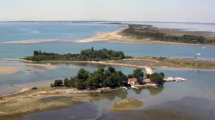 L'isola di Anfora e, in secondo piano, l'isola di Sant'Andrea