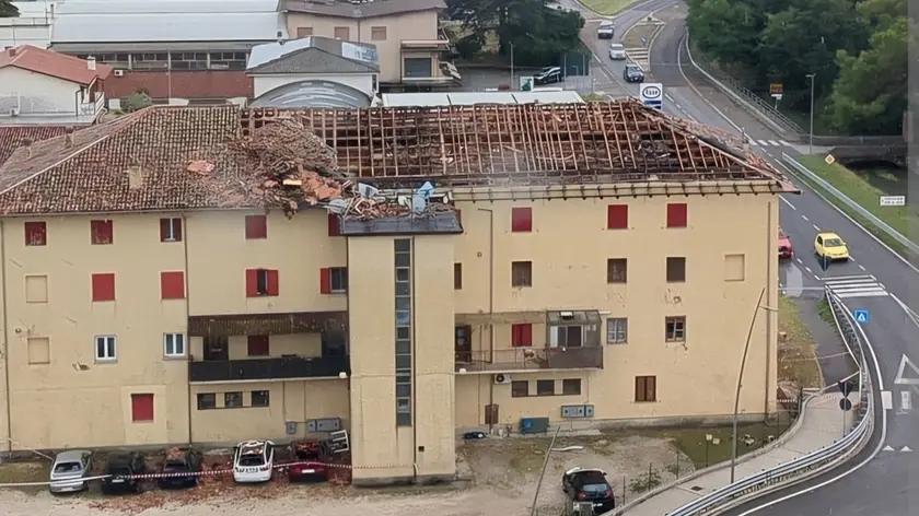 La tromba d'aria, il 13 luglio del 2023, scoperchiò il tetto della palazzina a Torviscosa