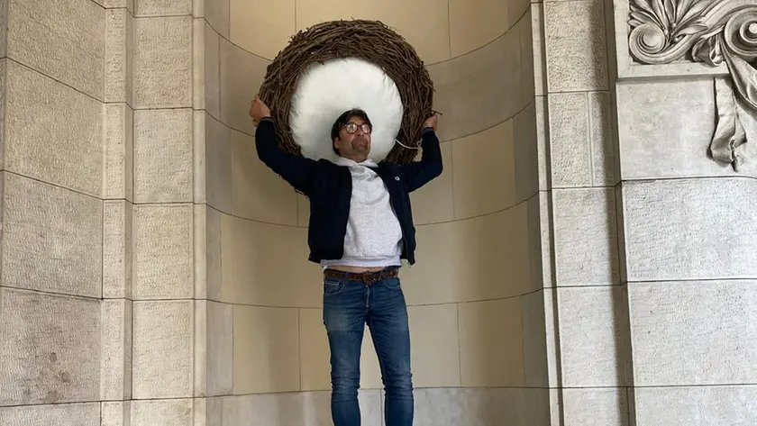 L'artista friulano con l'opera rubata
