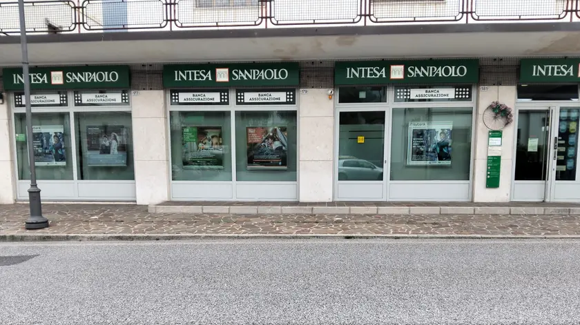 Dal 23 giugno Intesa Sanpaolo intende chiudere il servizio di cassa nelle filiali bancarie di Ovaro e di Sutrio (dopo aver chiuso dal 2021 al 2023 le filiali di Villa Santina, Ampezzo e Prato Carnico)