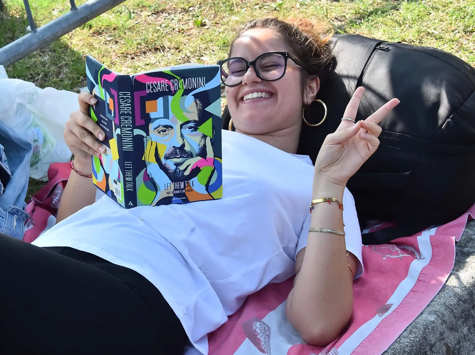 Lo Stadio Teghil di Lignano pronto per un un grande abbraccio collettivo: migliaia di fan, arrivati da tutta Italia, hanno riempito ogni spazio per vivere una serata che resterà nel cuore. C'è chi ha raggiunto il Friuli da Torino e da Bergamo e si è messo in fila già dalle 6 del mattino. Sul palco, Cesare Cremonini pronto a regalare un viaggio tra passato e presente, emozionando con la sua voce e la sua energia unica.