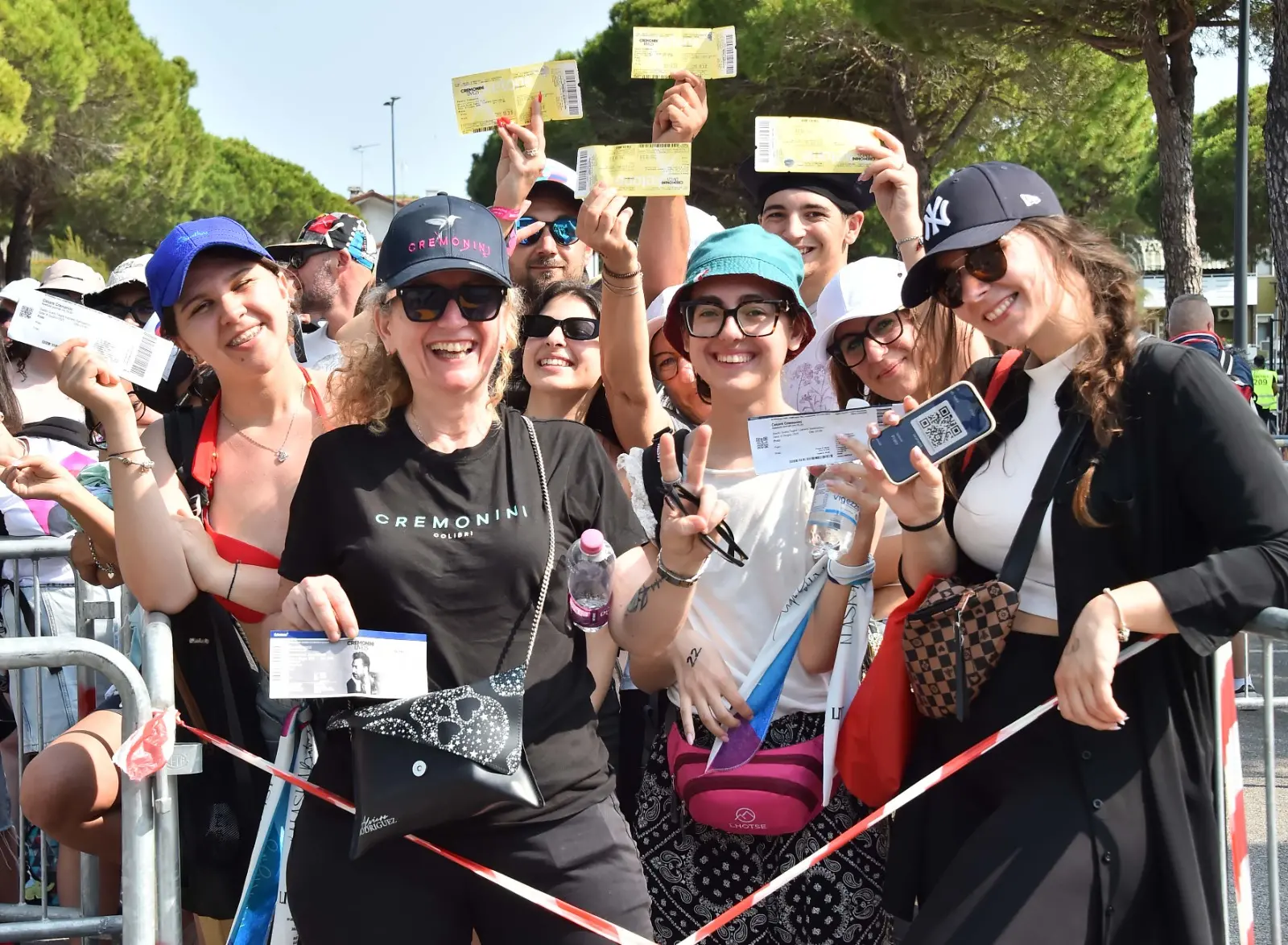 Lo Stadio Teghil di Lignano pronto per un un grande abbraccio collettivo: migliaia di fan, arrivati da tutta Italia, hanno riempito ogni spazio per vivere una serata che resterà nel cuore. C'è chi ha raggiunto il Friuli da Torino e da Bergamo e si è messo in fila già dalle 6 del mattino. Sul palco, Cesare Cremonini pronto a regalare un viaggio tra passato e presente, emozionando con la sua voce e la sua energia unica.