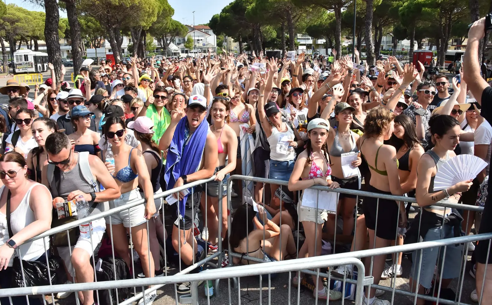 Lo Stadio Teghil di Lignano pronto per un un grande abbraccio collettivo: migliaia di fan, arrivati da tutta Italia, hanno riempito ogni spazio per vivere una serata che resterà nel cuore. C'è chi ha raggiunto il Friuli da Torino e da Bergamo e si è messo in fila già dalle 6 del mattino. Sul palco, Cesare Cremonini pronto a regalare un viaggio tra passato e presente, emozionando con la sua voce e la sua energia unica.