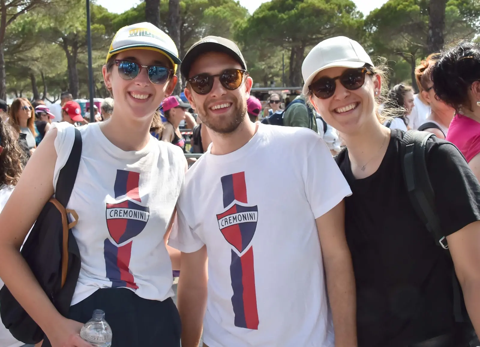 Lo Stadio Teghil di Lignano pronto per un un grande abbraccio collettivo: migliaia di fan, arrivati da tutta Italia, hanno riempito ogni spazio per vivere una serata che resterà nel cuore. C'è chi ha raggiunto il Friuli da Torino e da Bergamo e si è messo in fila già dalle 6 del mattino. Sul palco, Cesare Cremonini pronto a regalare un viaggio tra passato e presente, emozionando con la sua voce e la sua energia unica.