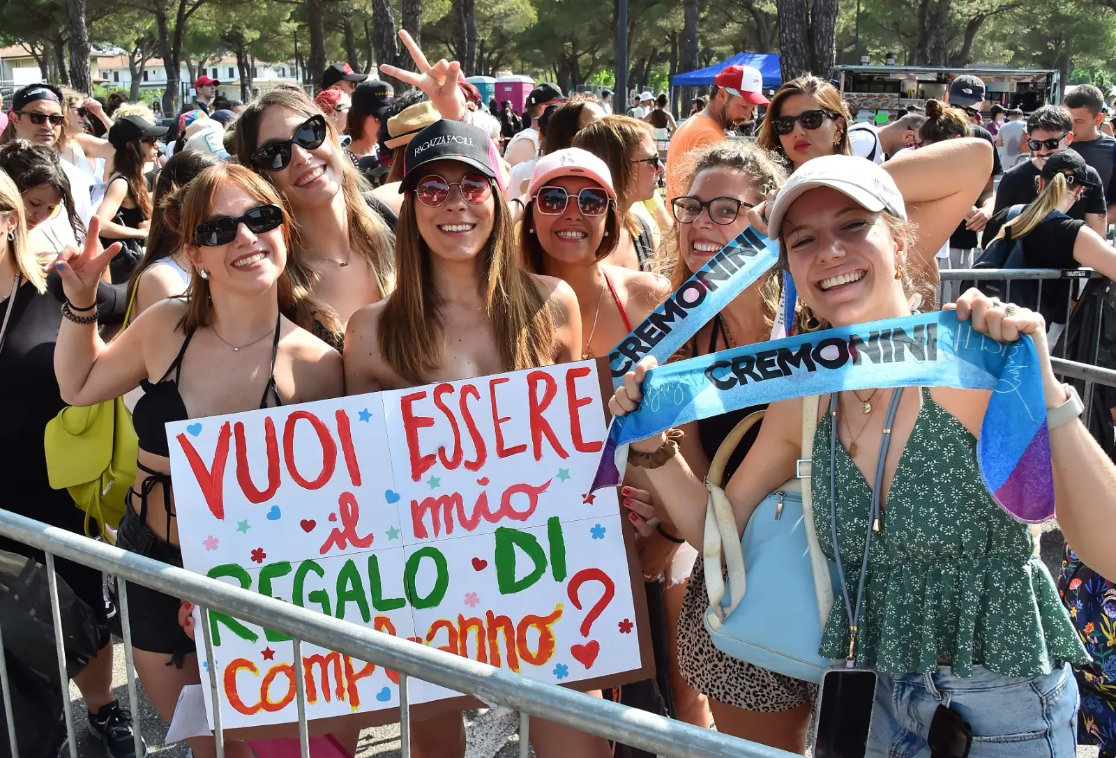 Lo Stadio Teghil di Lignano pronto per un un grande abbraccio collettivo: migliaia di fan, arrivati da tutta Italia, hanno riempito ogni spazio per vivere una serata che resterà nel cuore. C'è chi ha raggiunto il Friuli da Torino e da Bergamo e si è messo in fila già dalle 6 del mattino. Sul palco, Cesare Cremonini pronto a regalare un viaggio tra passato e presente, emozionando con la sua voce e la sua energia unica.
