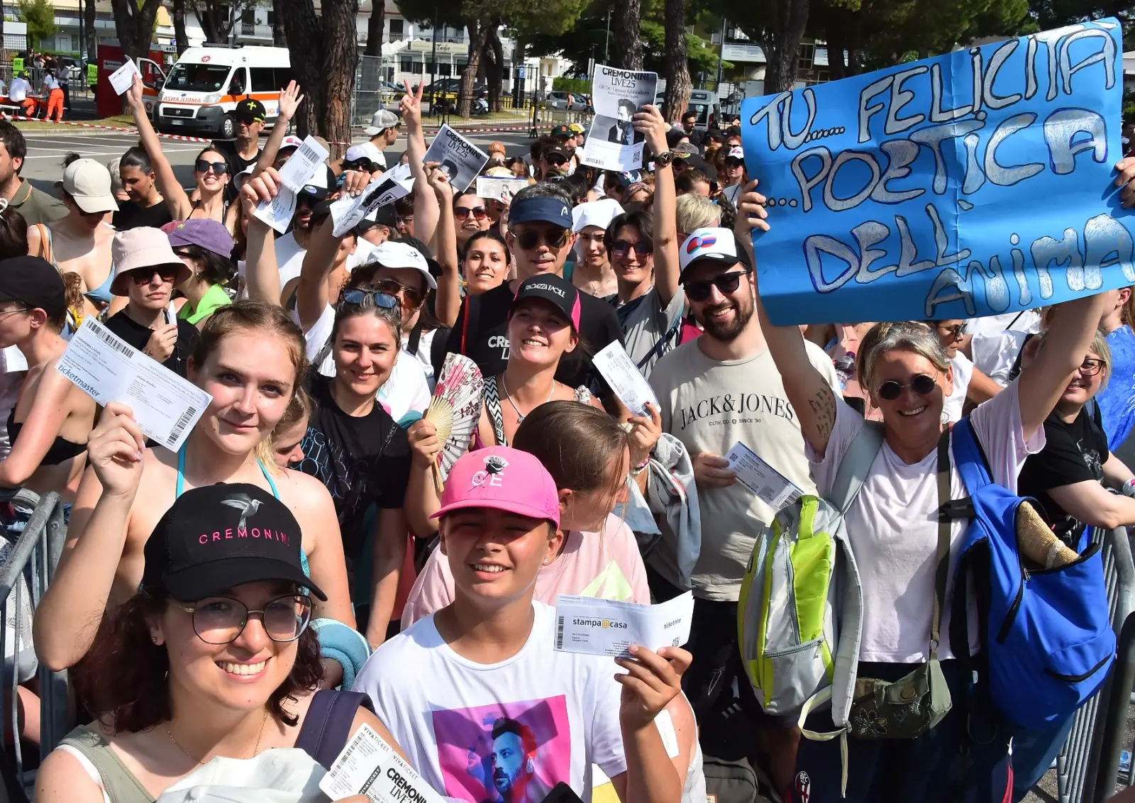 Lo Stadio Teghil di Lignano pronto per un un grande abbraccio collettivo: migliaia di fan, arrivati da tutta Italia, hanno riempito ogni spazio per vivere una serata che resterà nel cuore. C'è chi ha raggiunto il Friuli da Torino e da Bergamo e si è messo in fila già dalle 6 del mattino. Sul palco, Cesare Cremonini pronto a regalare un viaggio tra passato e presente, emozionando con la sua voce e la sua energia unica.