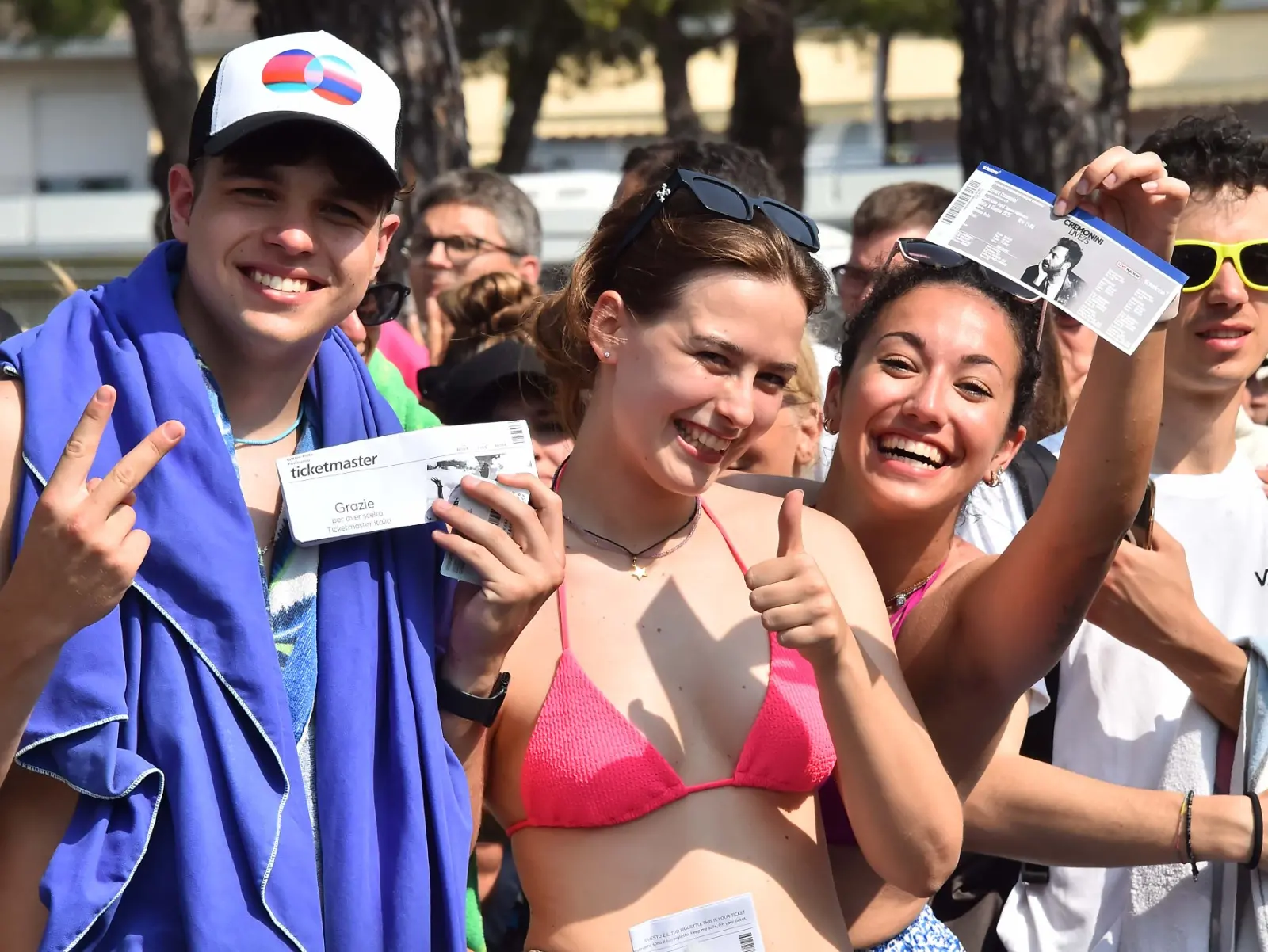 Lo Stadio Teghil di Lignano pronto per un un grande abbraccio collettivo: migliaia di fan, arrivati da tutta Italia, hanno riempito ogni spazio per vivere una serata che resterà nel cuore. C'è chi ha raggiunto il Friuli da Torino e da Bergamo e si è messo in fila già dalle 6 del mattino. Sul palco, Cesare Cremonini pronto a regalare un viaggio tra passato e presente, emozionando con la sua voce e la sua energia unica.